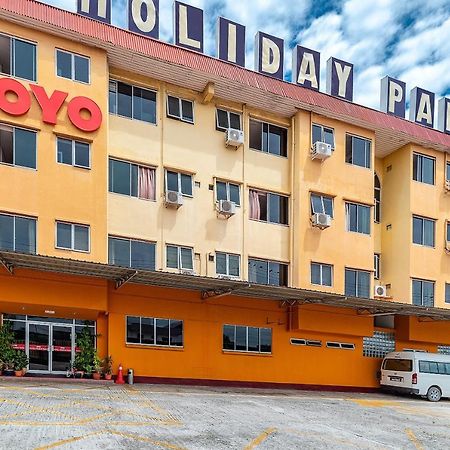 Oyo 89864 Hotel Holiday Park Кота-Кинабалу Экстерьер фото