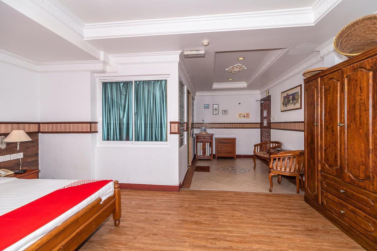 Oyo 89864 Hotel Holiday Park Кота-Кинабалу Экстерьер фото