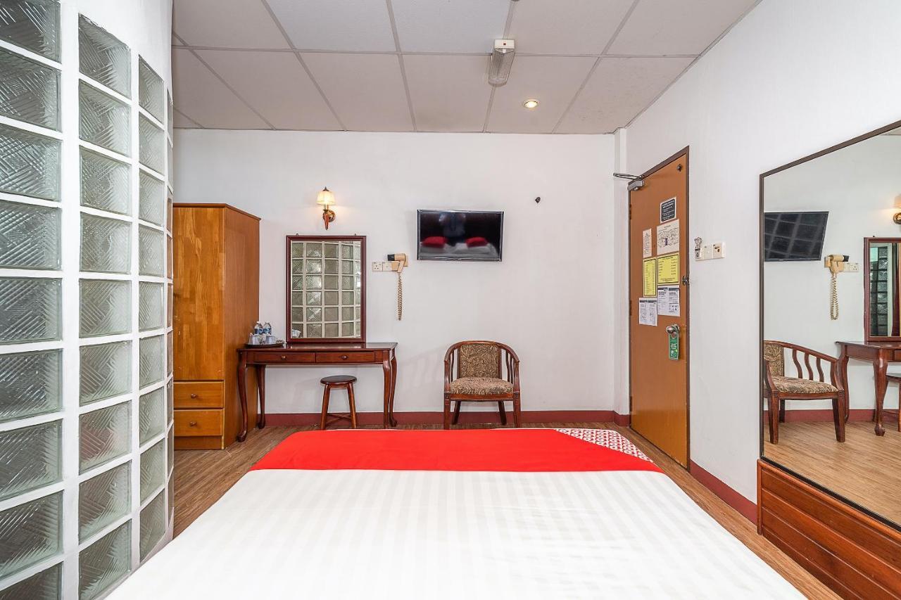 Oyo 89864 Hotel Holiday Park Кота-Кинабалу Экстерьер фото