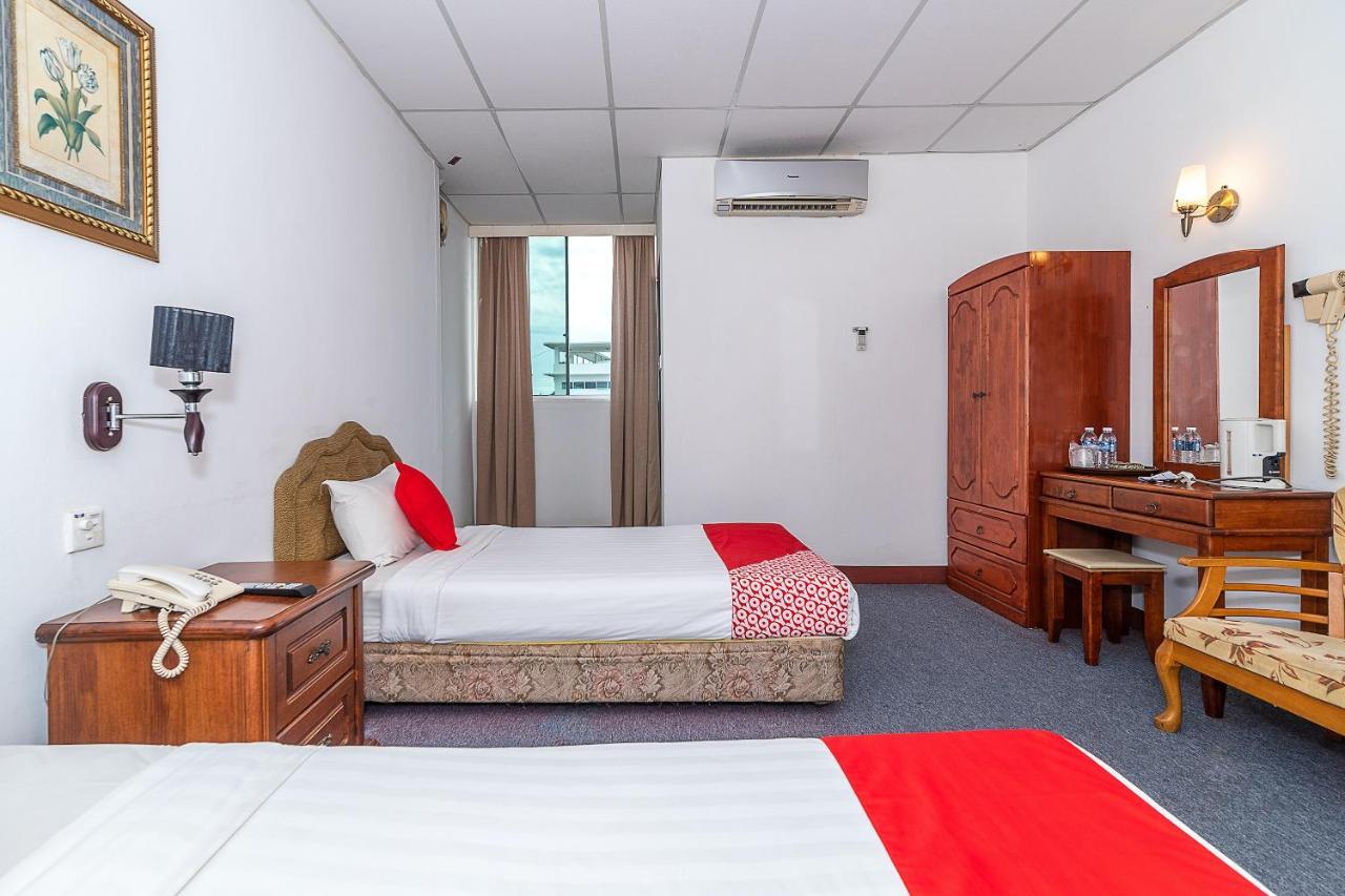 Oyo 89864 Hotel Holiday Park Кота-Кинабалу Экстерьер фото