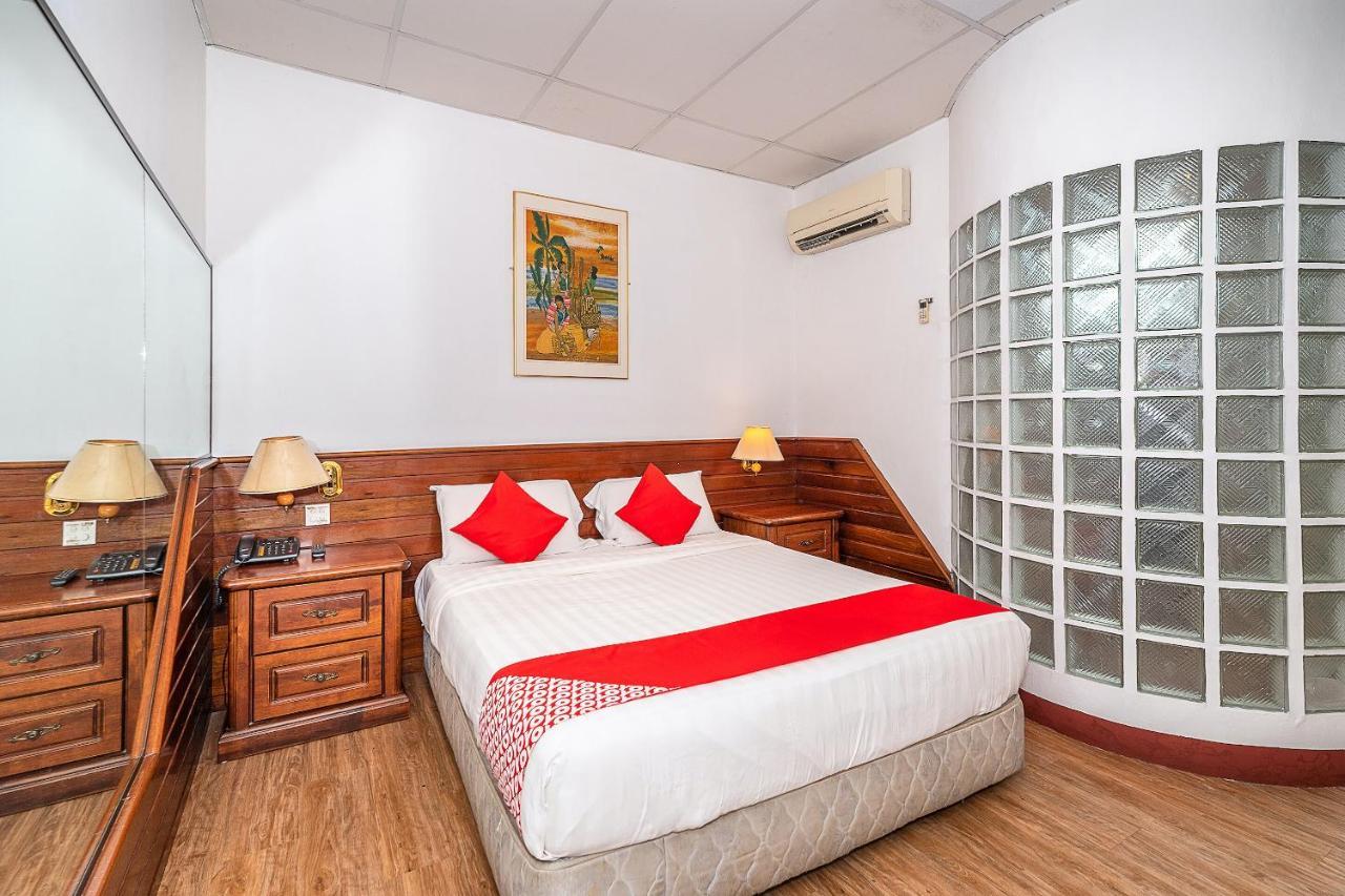 Oyo 89864 Hotel Holiday Park Кота-Кинабалу Экстерьер фото
