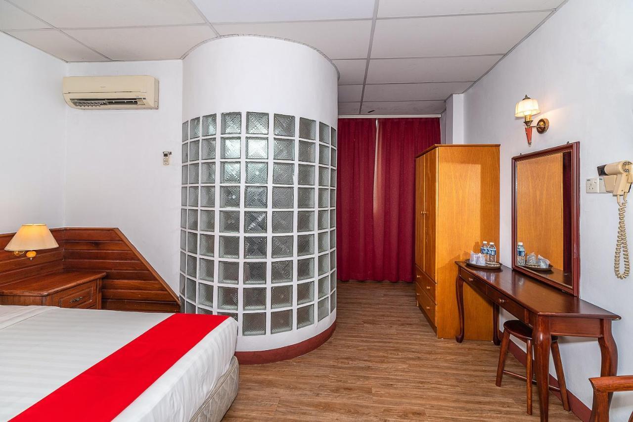 Oyo 89864 Hotel Holiday Park Кота-Кинабалу Экстерьер фото