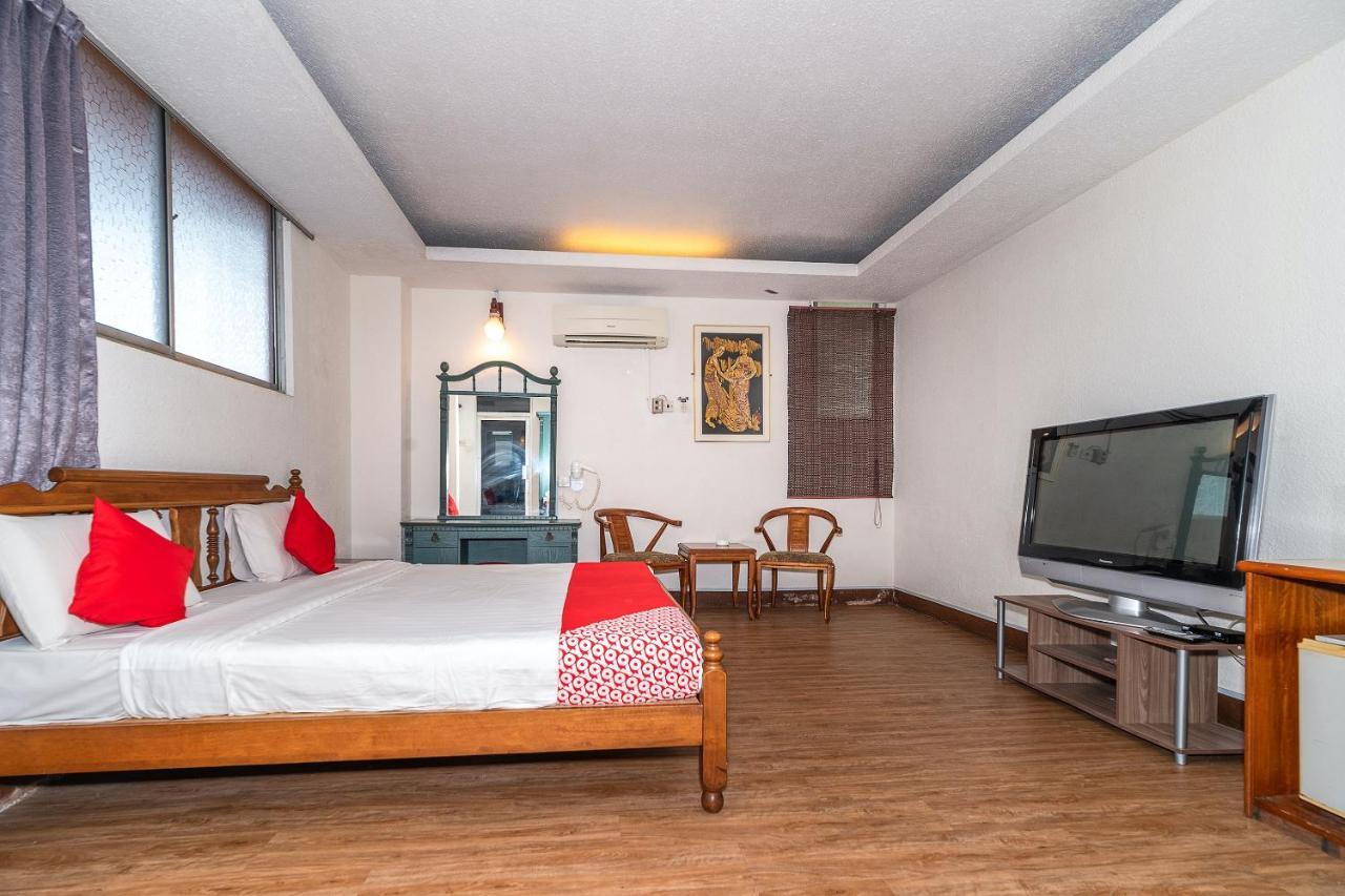 Oyo 89864 Hotel Holiday Park Кота-Кинабалу Экстерьер фото