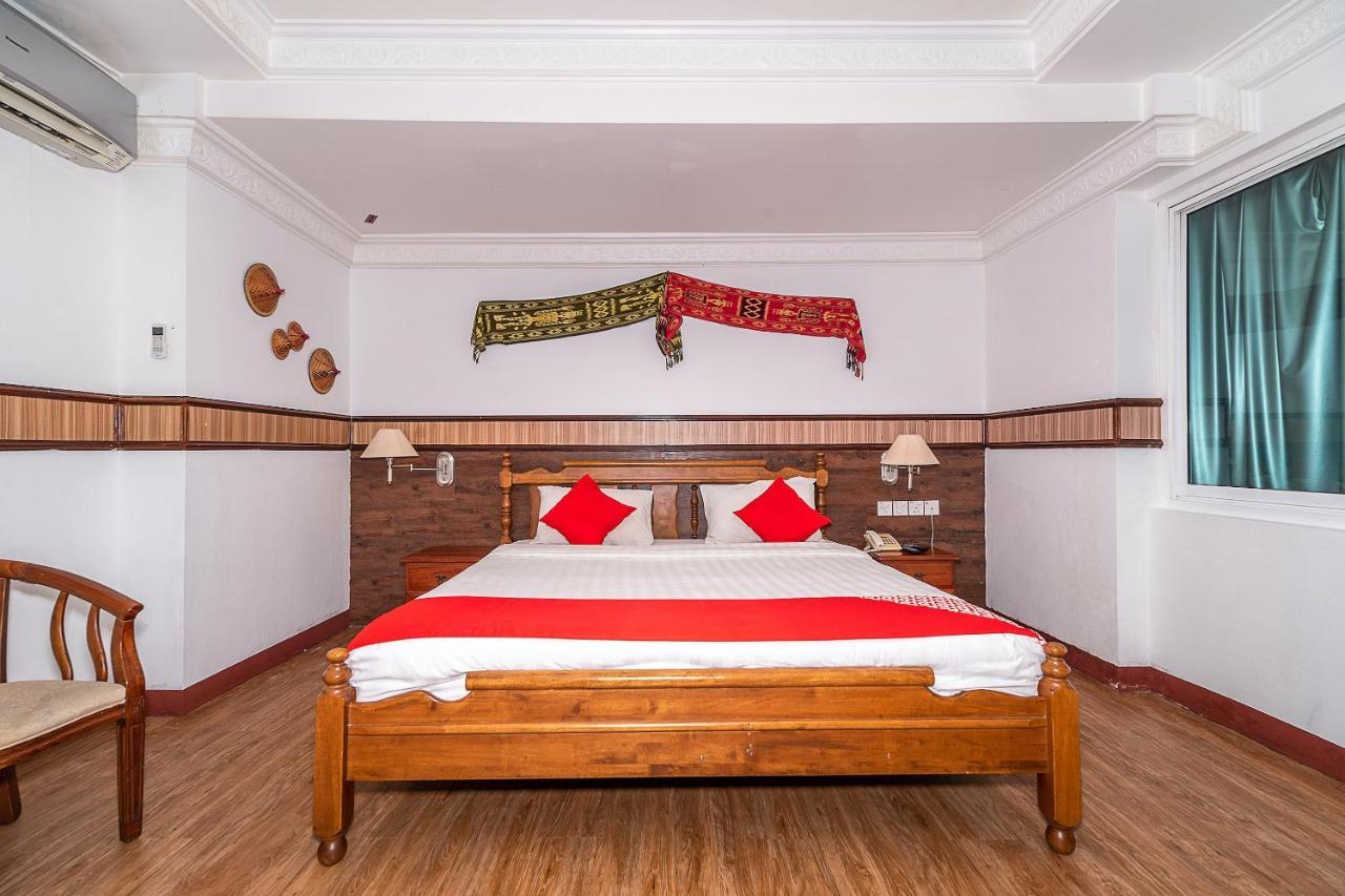 Oyo 89864 Hotel Holiday Park Кота-Кинабалу Экстерьер фото