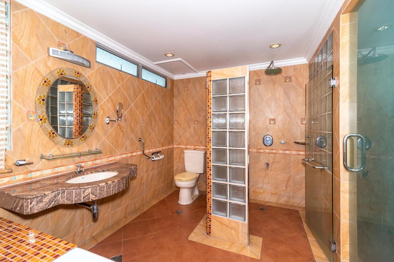 Oyo 89864 Hotel Holiday Park Кота-Кинабалу Экстерьер фото