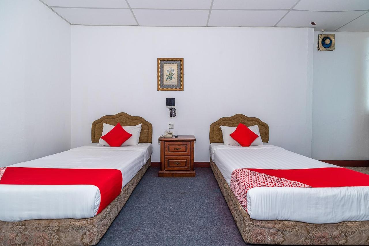 Oyo 89864 Hotel Holiday Park Кота-Кинабалу Экстерьер фото