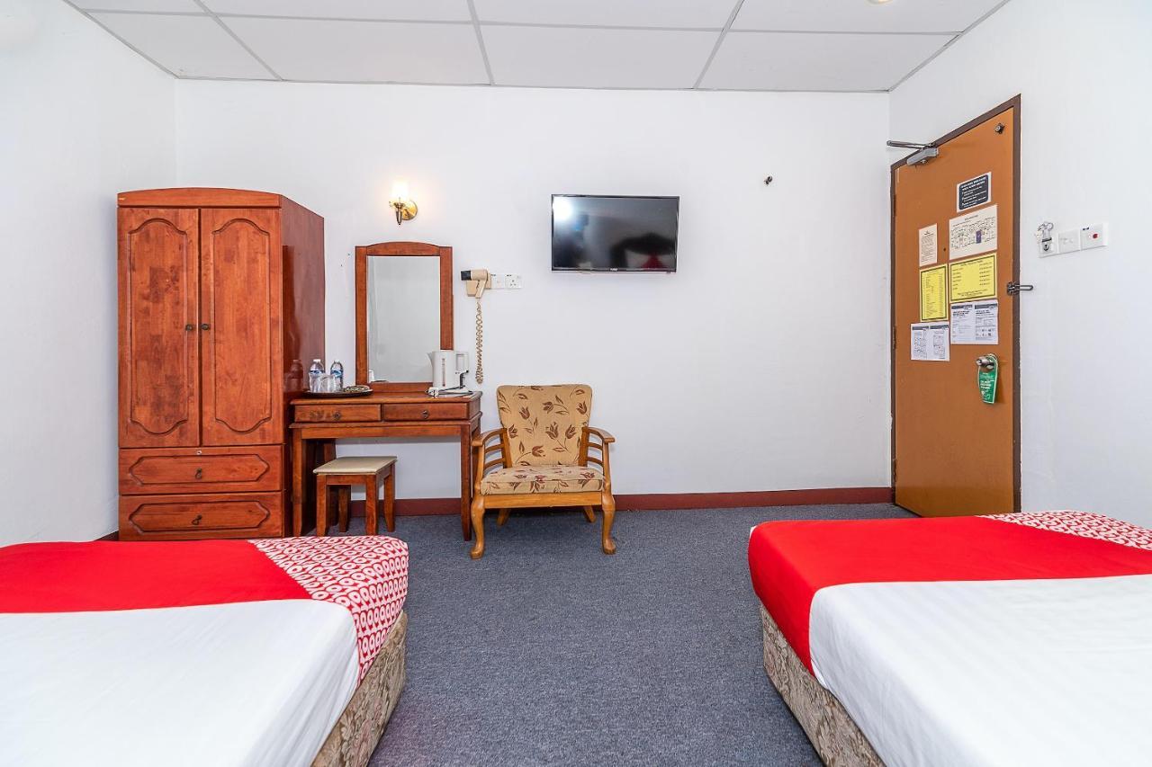Oyo 89864 Hotel Holiday Park Кота-Кинабалу Экстерьер фото
