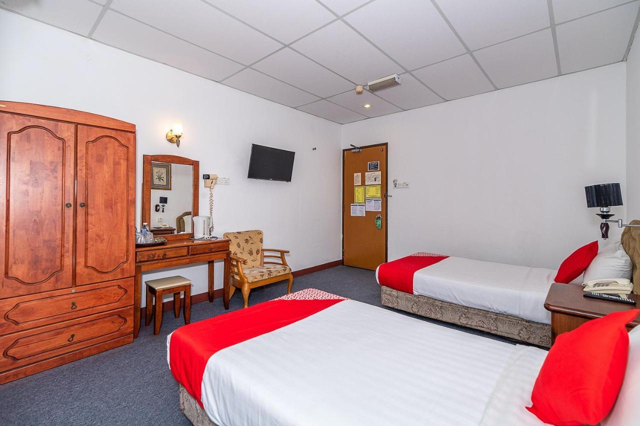 Oyo 89864 Hotel Holiday Park Кота-Кинабалу Экстерьер фото
