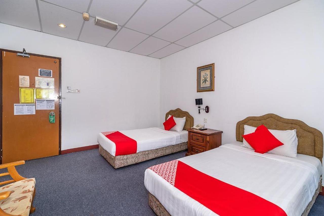 Oyo 89864 Hotel Holiday Park Кота-Кинабалу Экстерьер фото