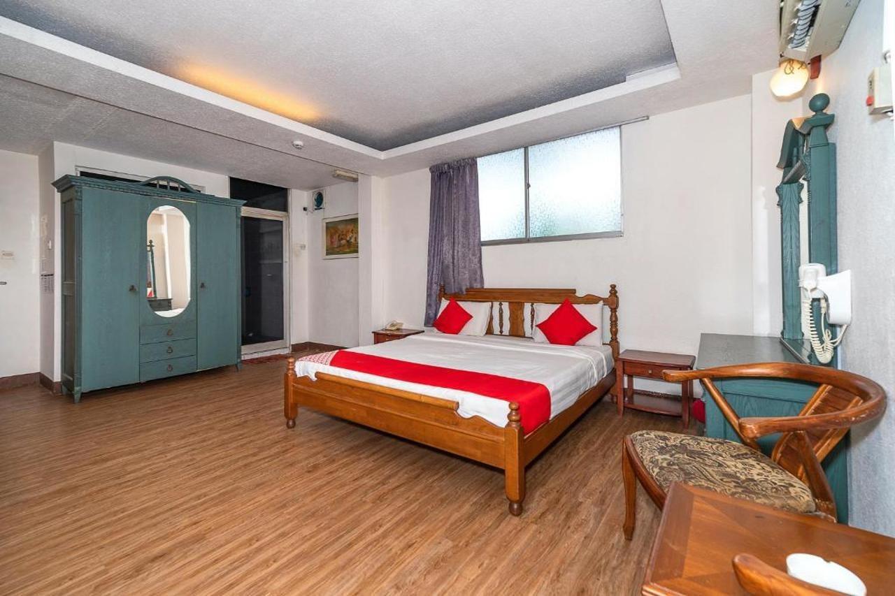 Oyo 89864 Hotel Holiday Park Кота-Кинабалу Экстерьер фото