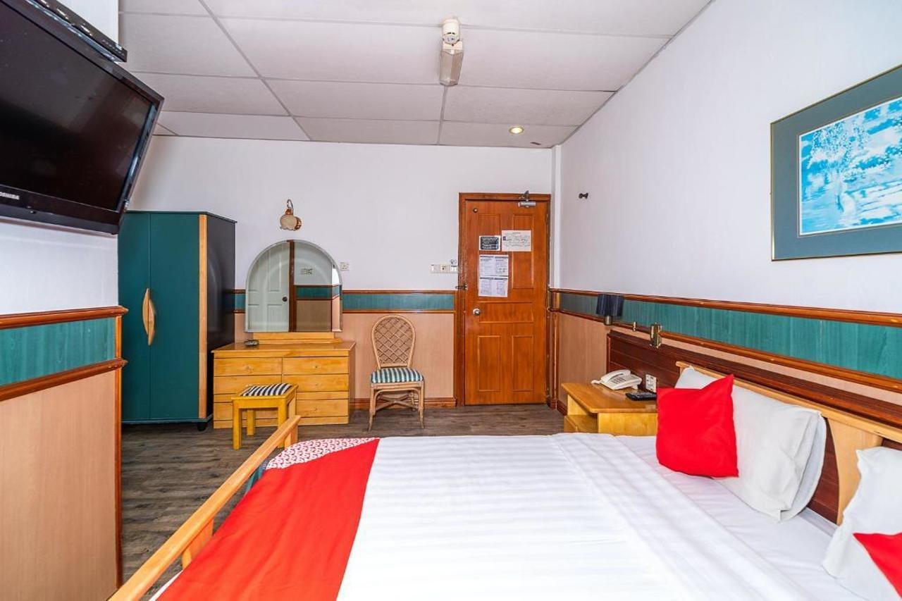 Oyo 89864 Hotel Holiday Park Кота-Кинабалу Экстерьер фото