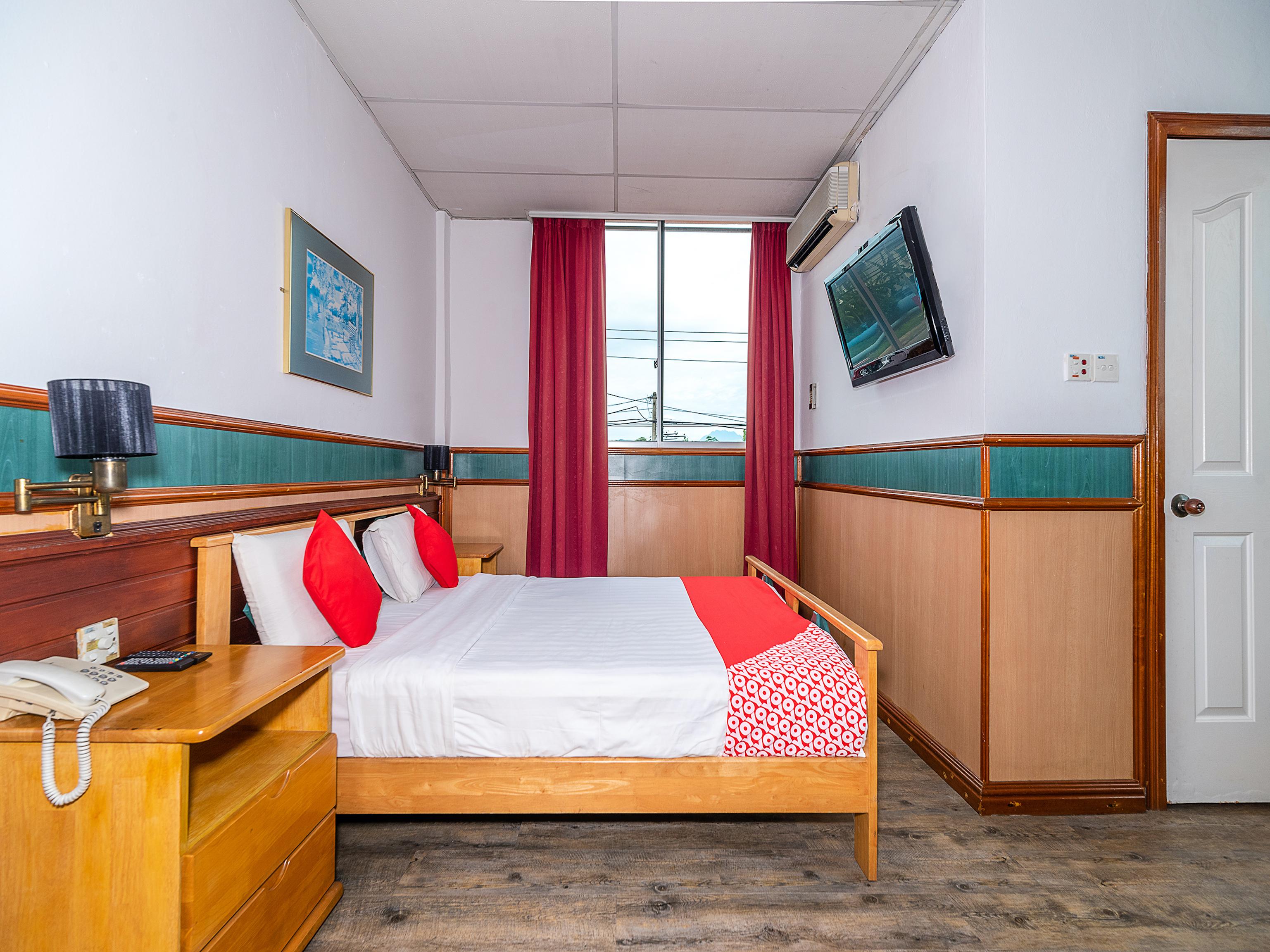 Oyo 89864 Hotel Holiday Park Кота-Кинабалу Экстерьер фото