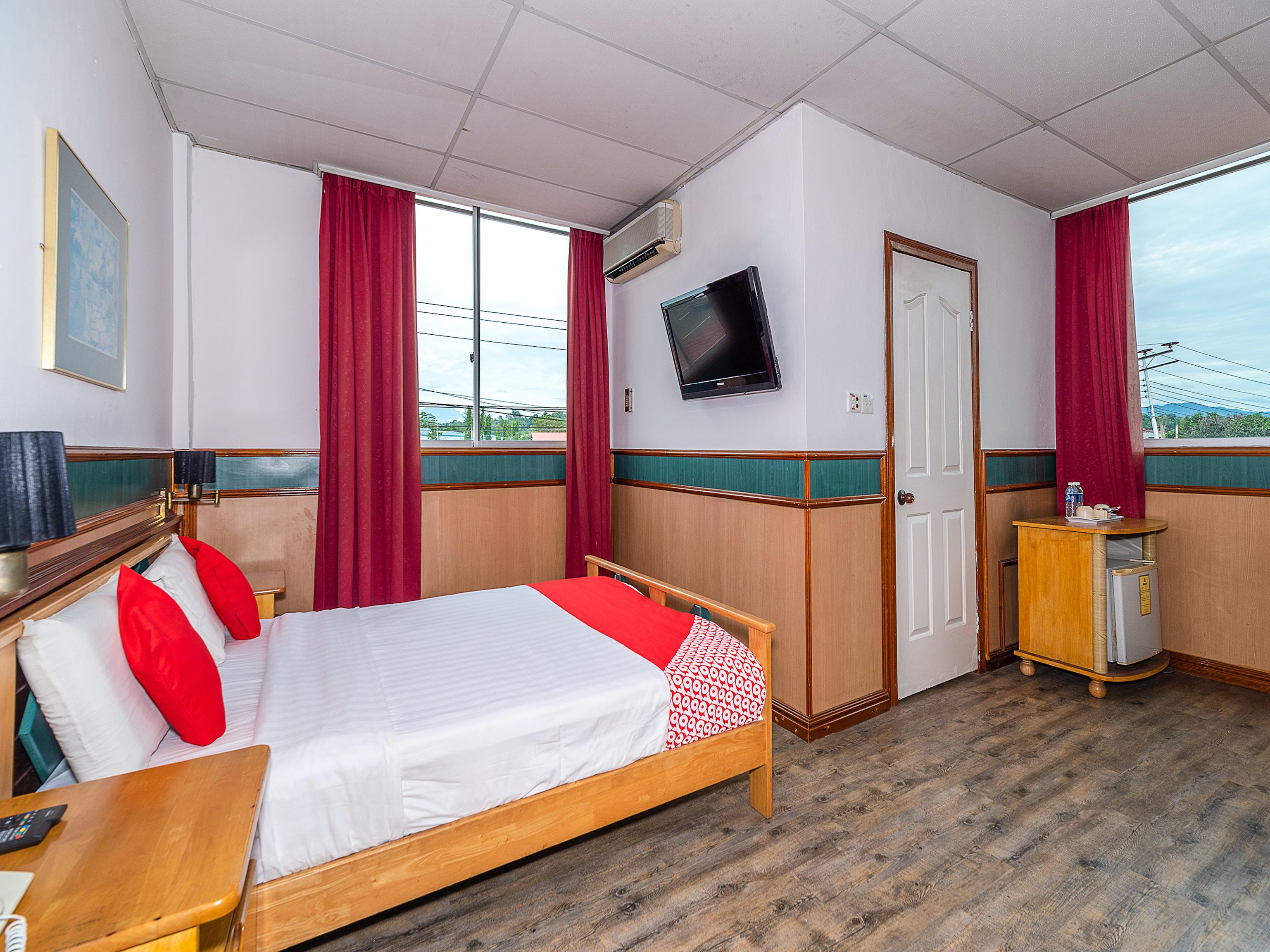 Oyo 89864 Hotel Holiday Park Кота-Кинабалу Экстерьер фото
