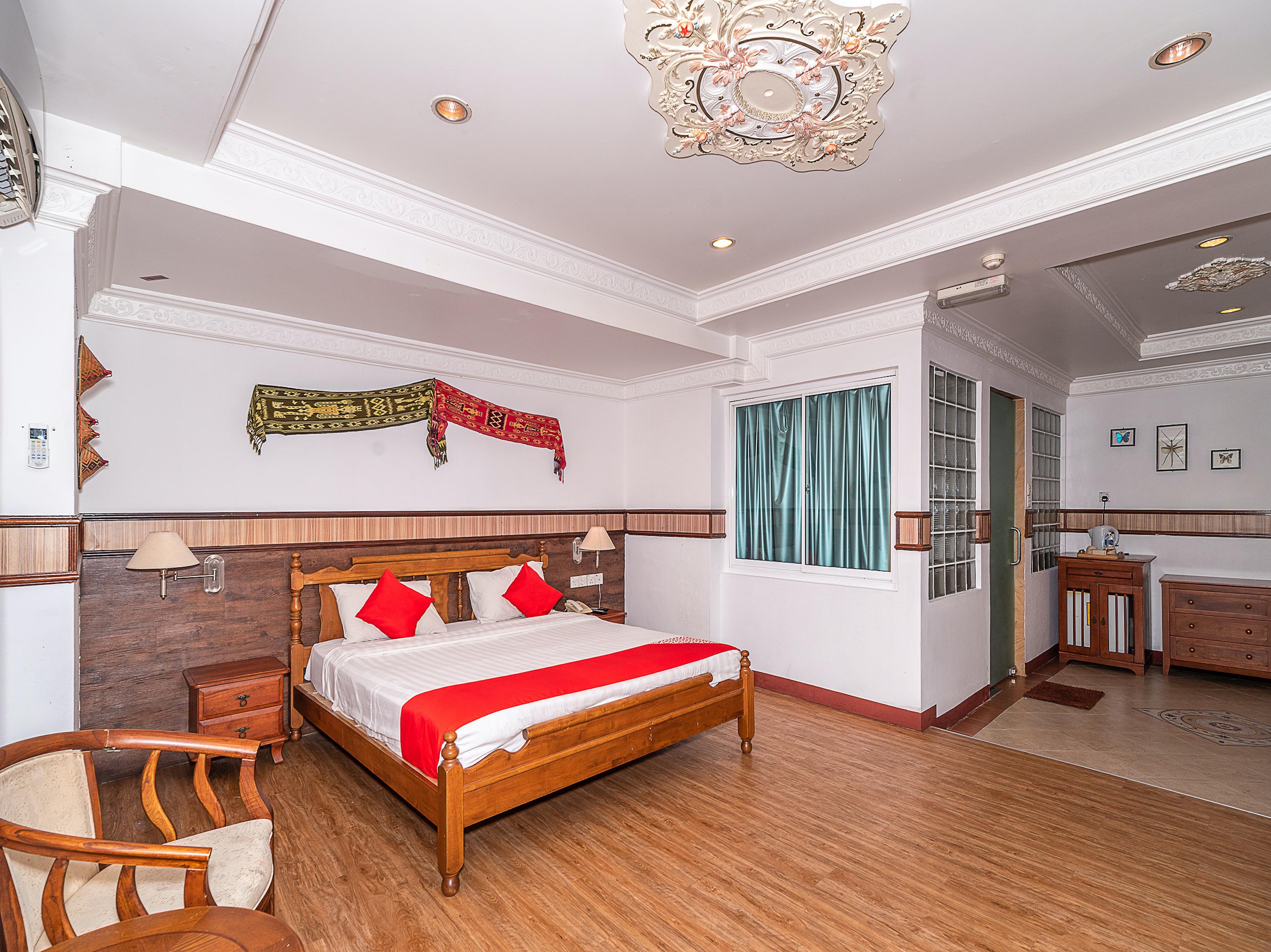 Oyo 89864 Hotel Holiday Park Кота-Кинабалу Экстерьер фото