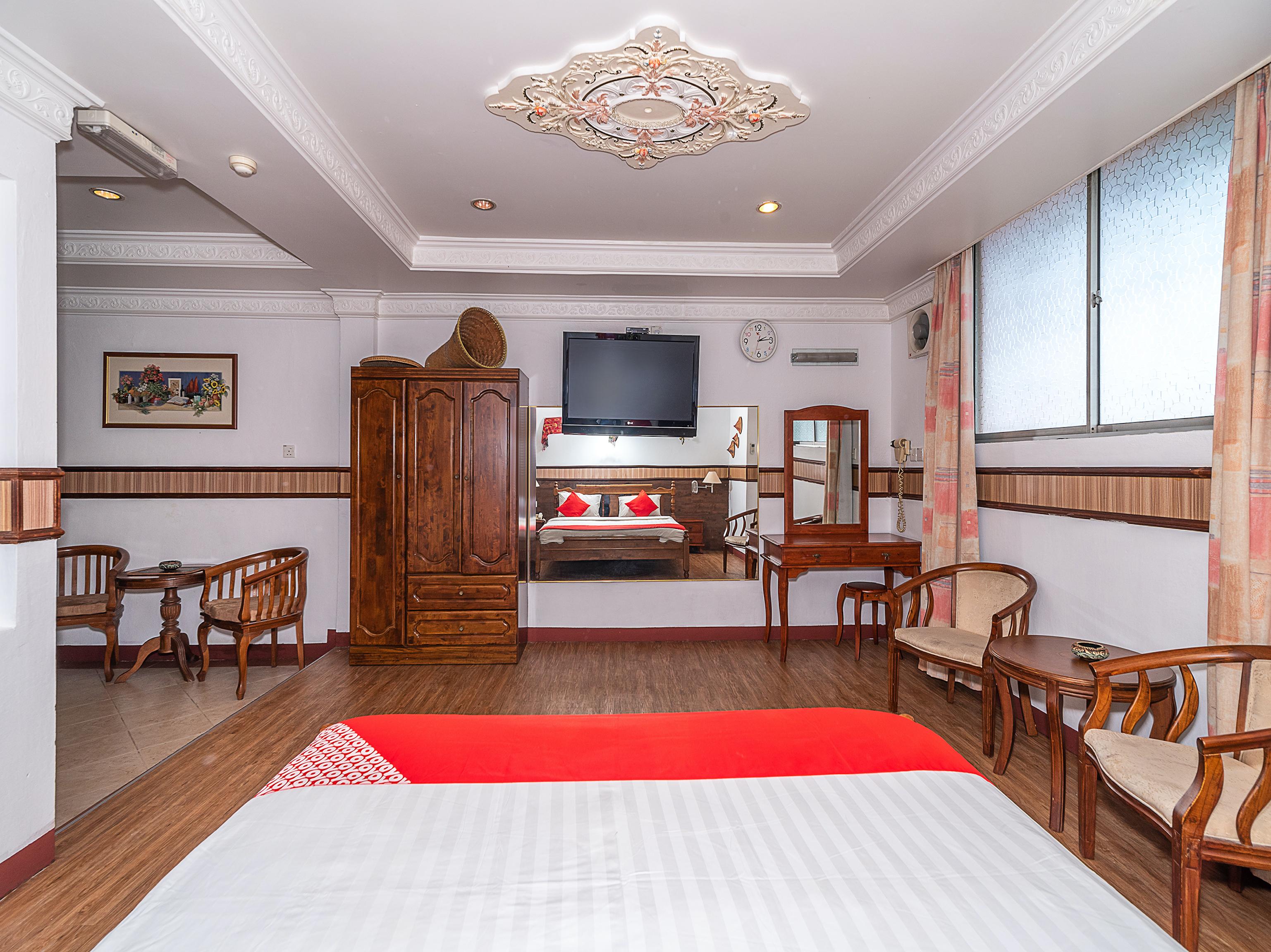Oyo 89864 Hotel Holiday Park Кота-Кинабалу Экстерьер фото