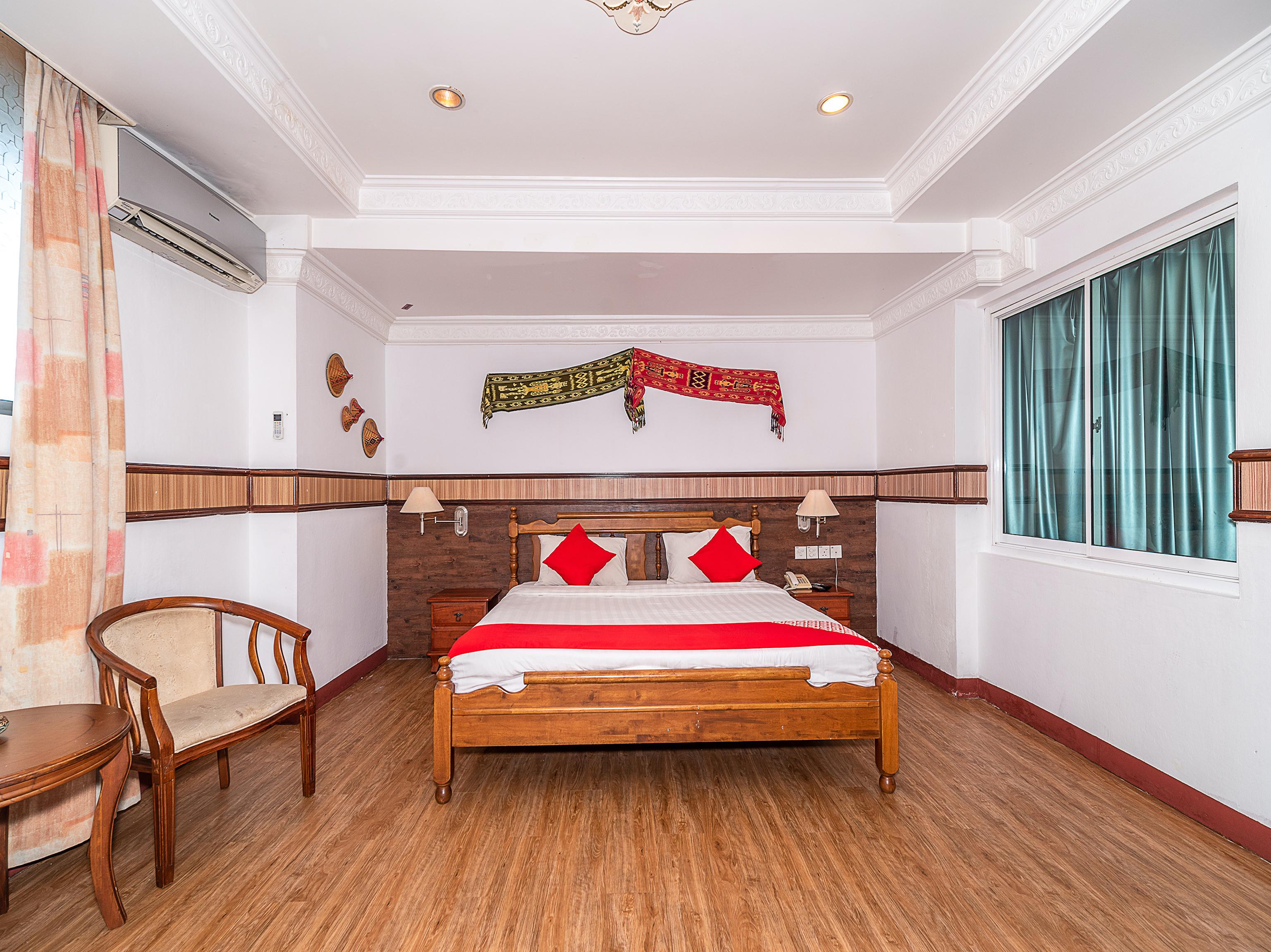 Oyo 89864 Hotel Holiday Park Кота-Кинабалу Экстерьер фото