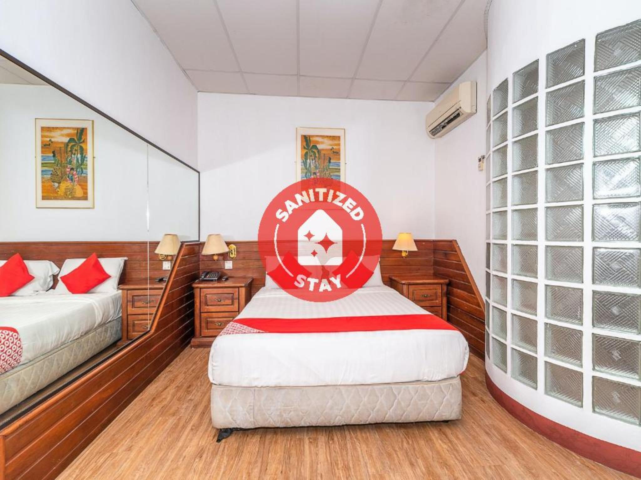 Oyo 89864 Hotel Holiday Park Кота-Кинабалу Экстерьер фото