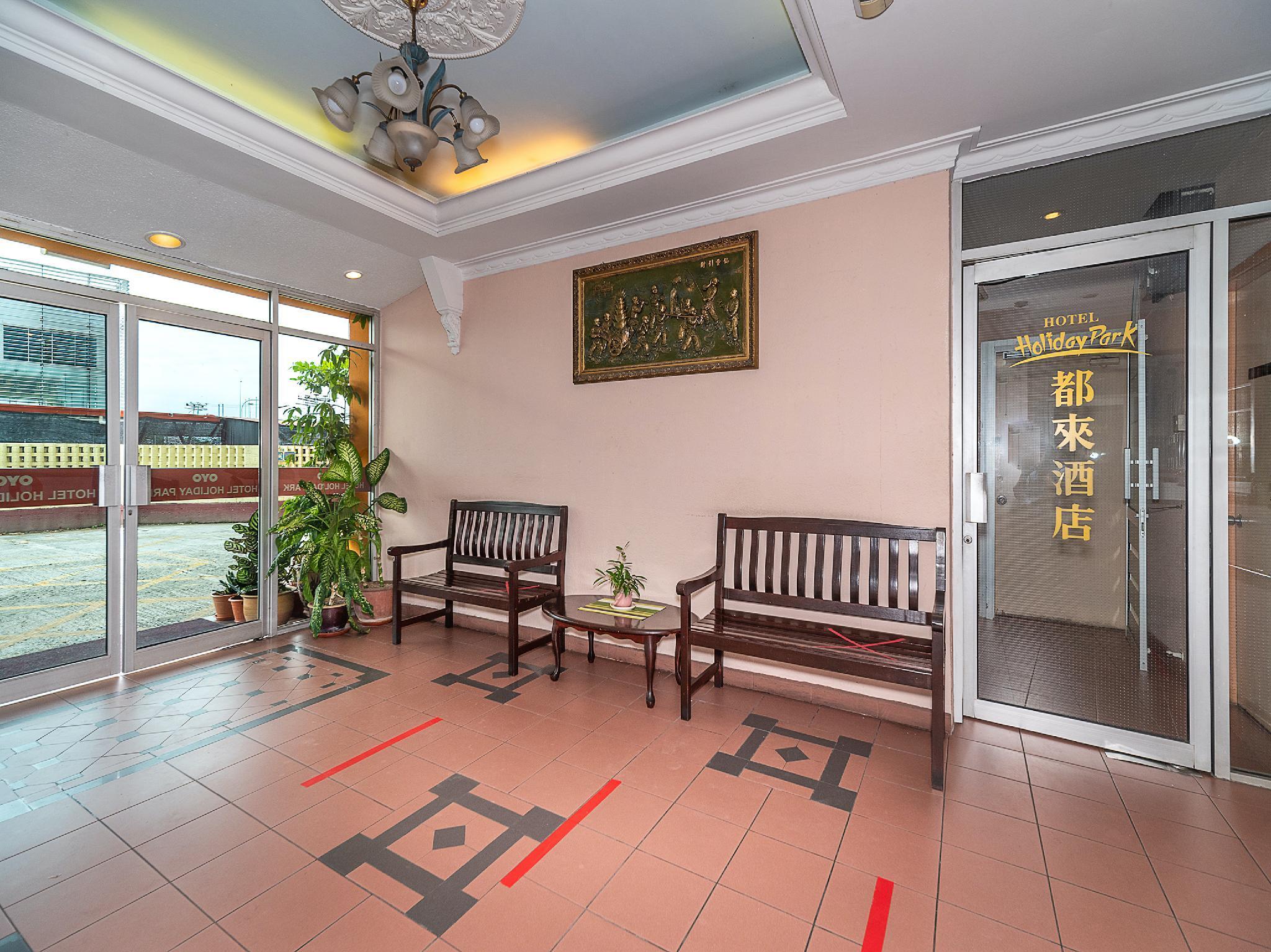 Oyo 89864 Hotel Holiday Park Кота-Кинабалу Экстерьер фото