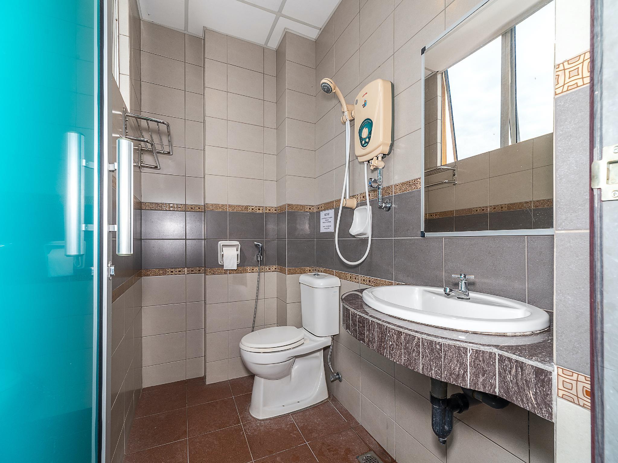 Oyo 89864 Hotel Holiday Park Кота-Кинабалу Экстерьер фото