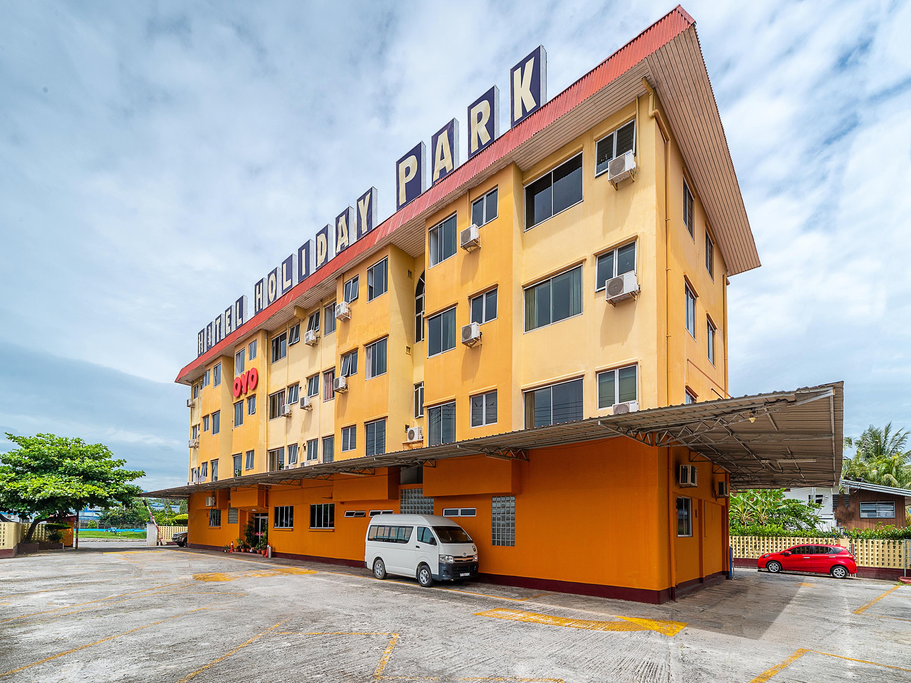 Oyo 89864 Hotel Holiday Park Кота-Кинабалу Экстерьер фото