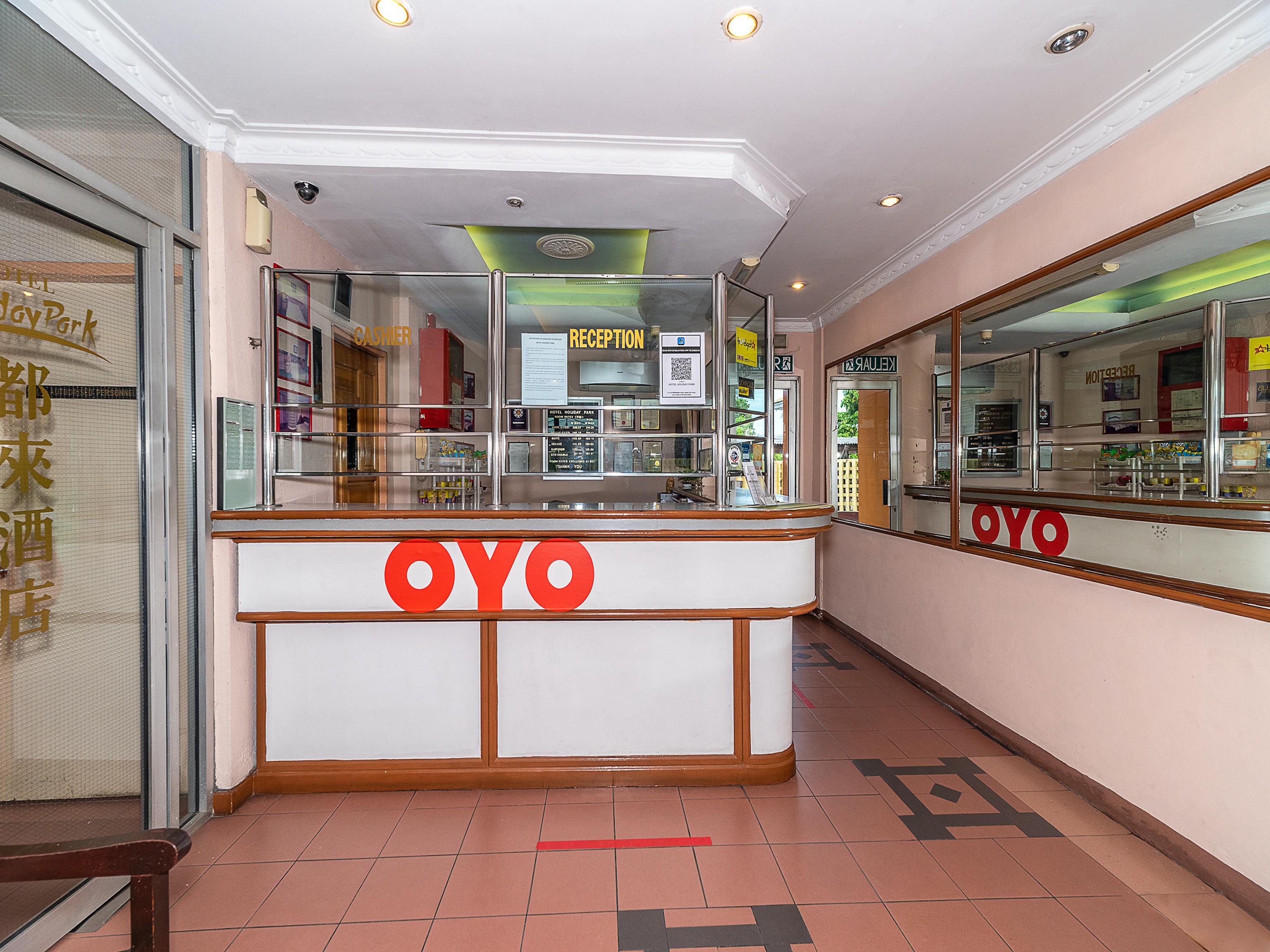 Oyo 89864 Hotel Holiday Park Кота-Кинабалу Экстерьер фото