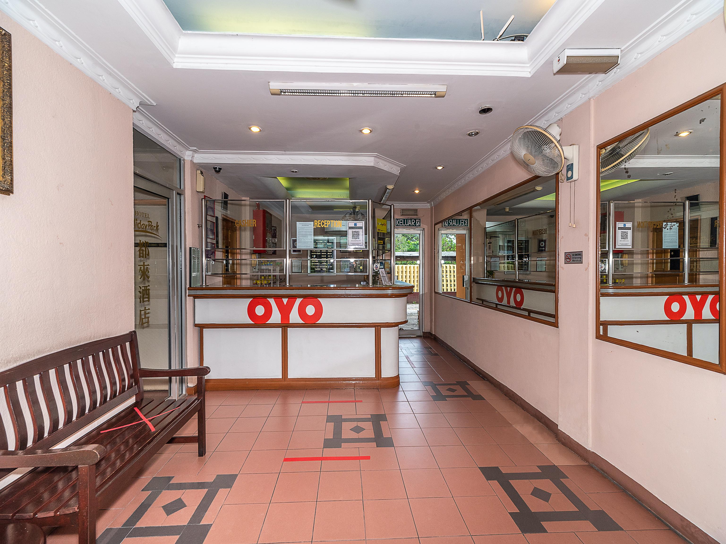 Oyo 89864 Hotel Holiday Park Кота-Кинабалу Экстерьер фото
