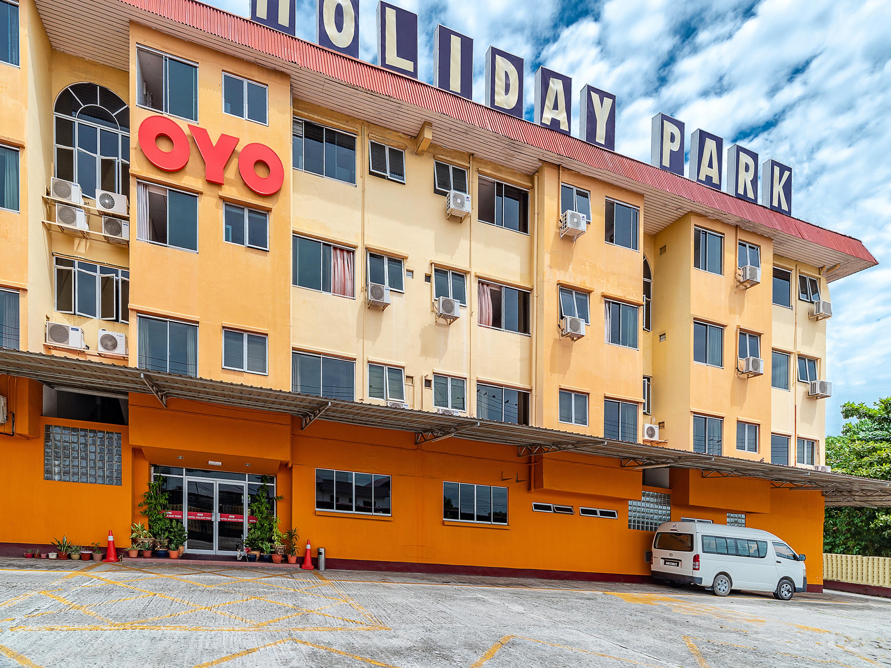 Oyo 89864 Hotel Holiday Park Кота-Кинабалу Экстерьер фото