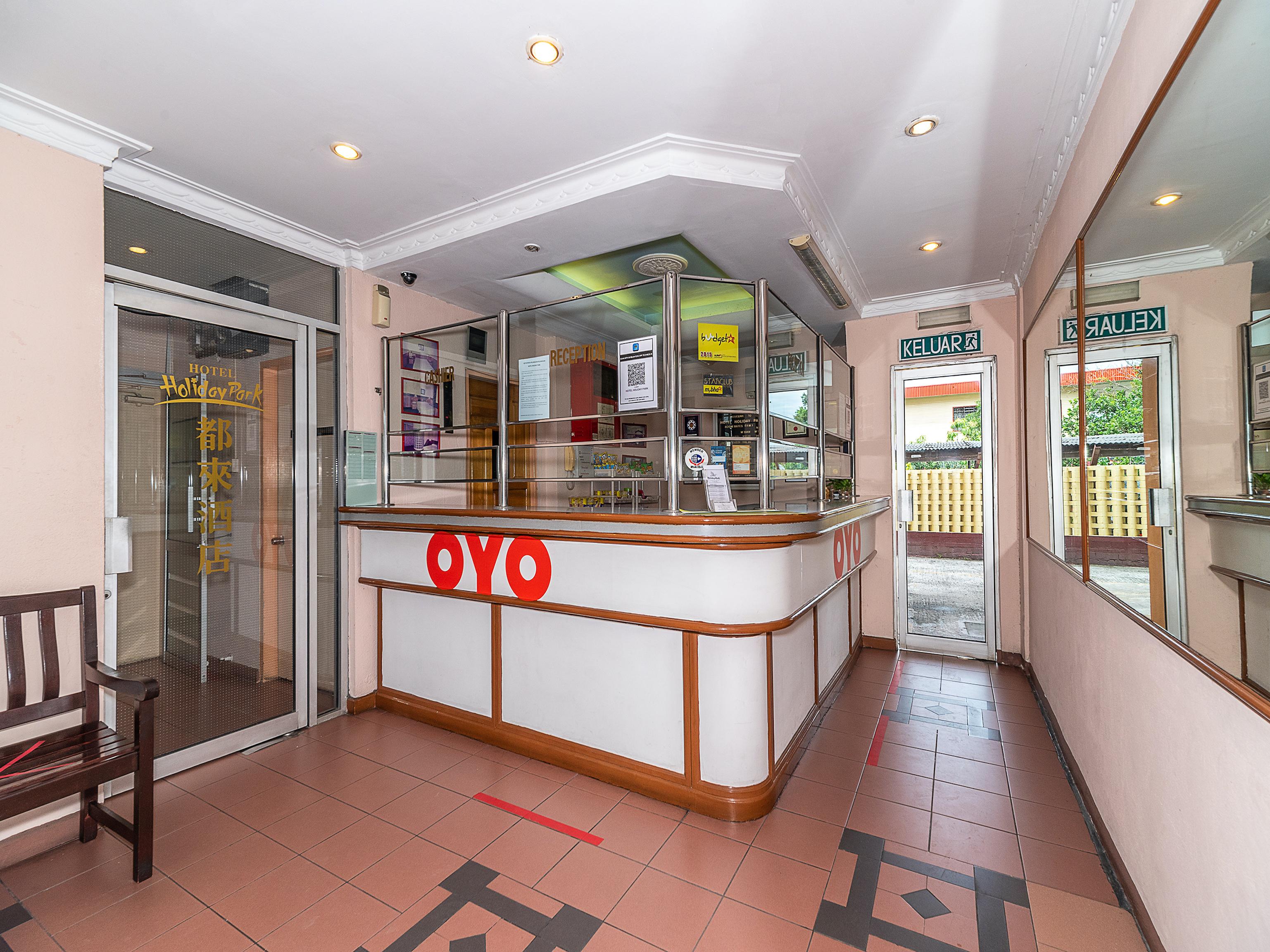 Oyo 89864 Hotel Holiday Park Кота-Кинабалу Экстерьер фото