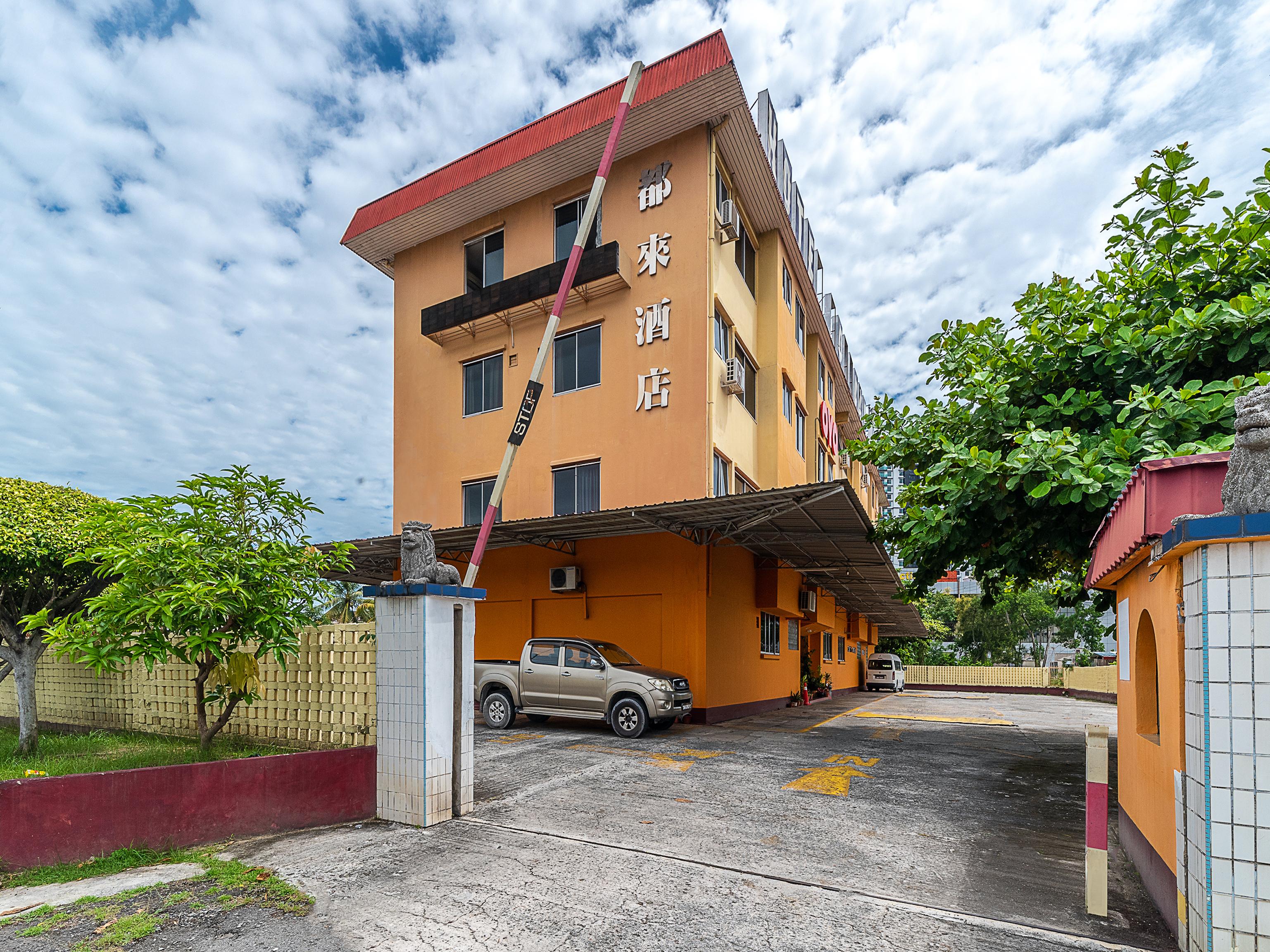 Oyo 89864 Hotel Holiday Park Кота-Кинабалу Экстерьер фото