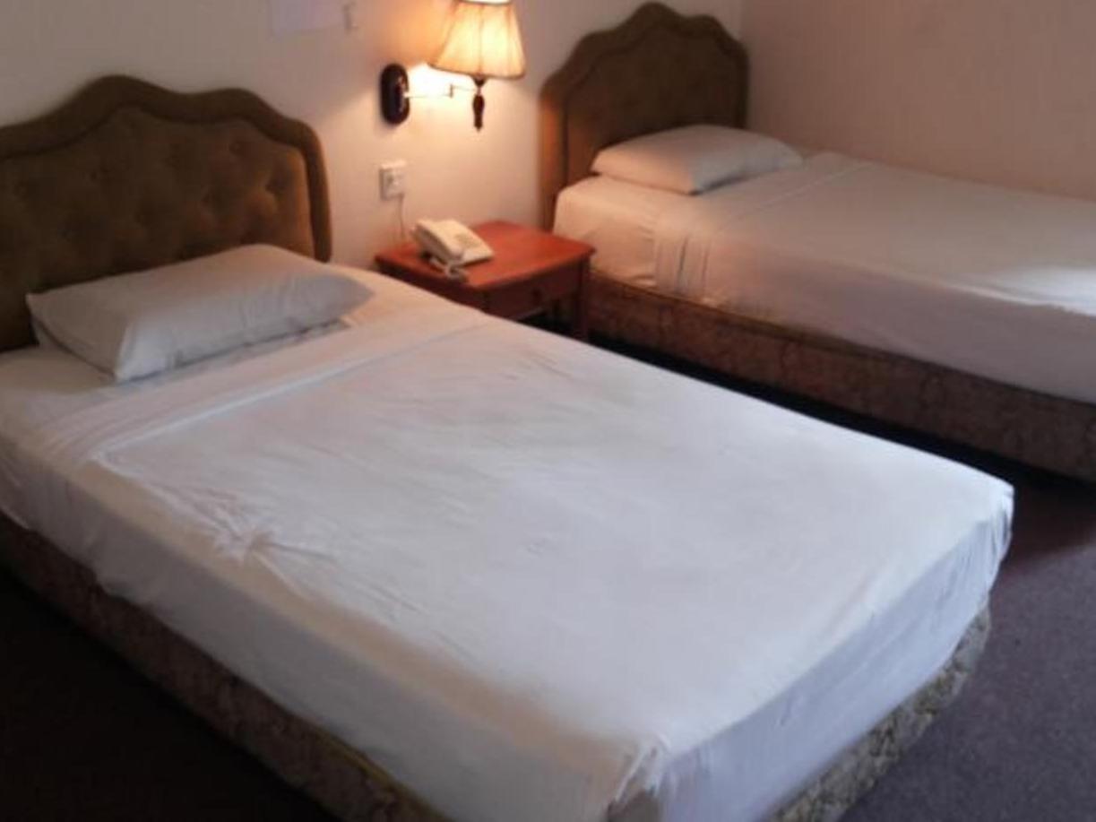 Oyo 89864 Hotel Holiday Park Кота-Кинабалу Экстерьер фото
